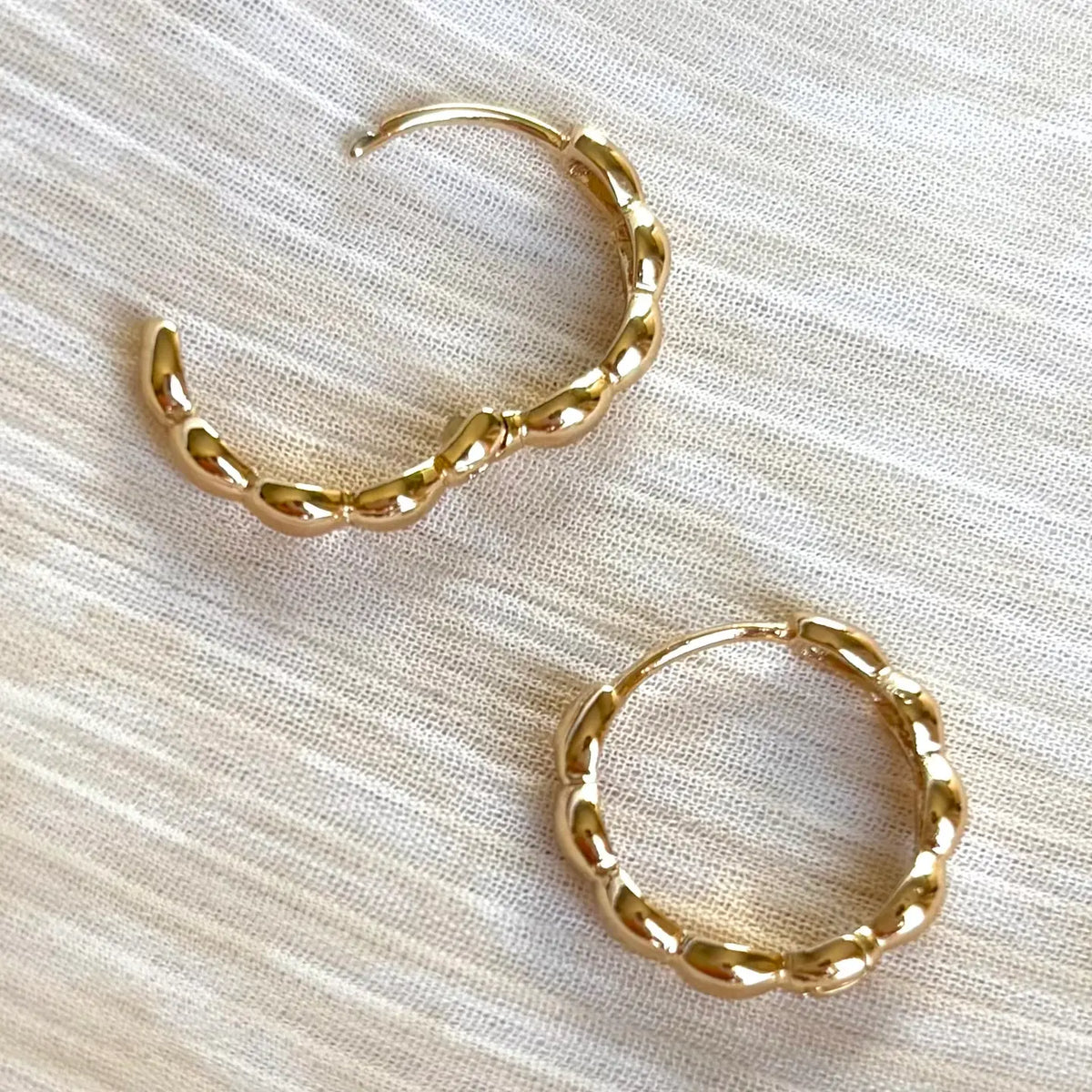 Wavy hoop earrings