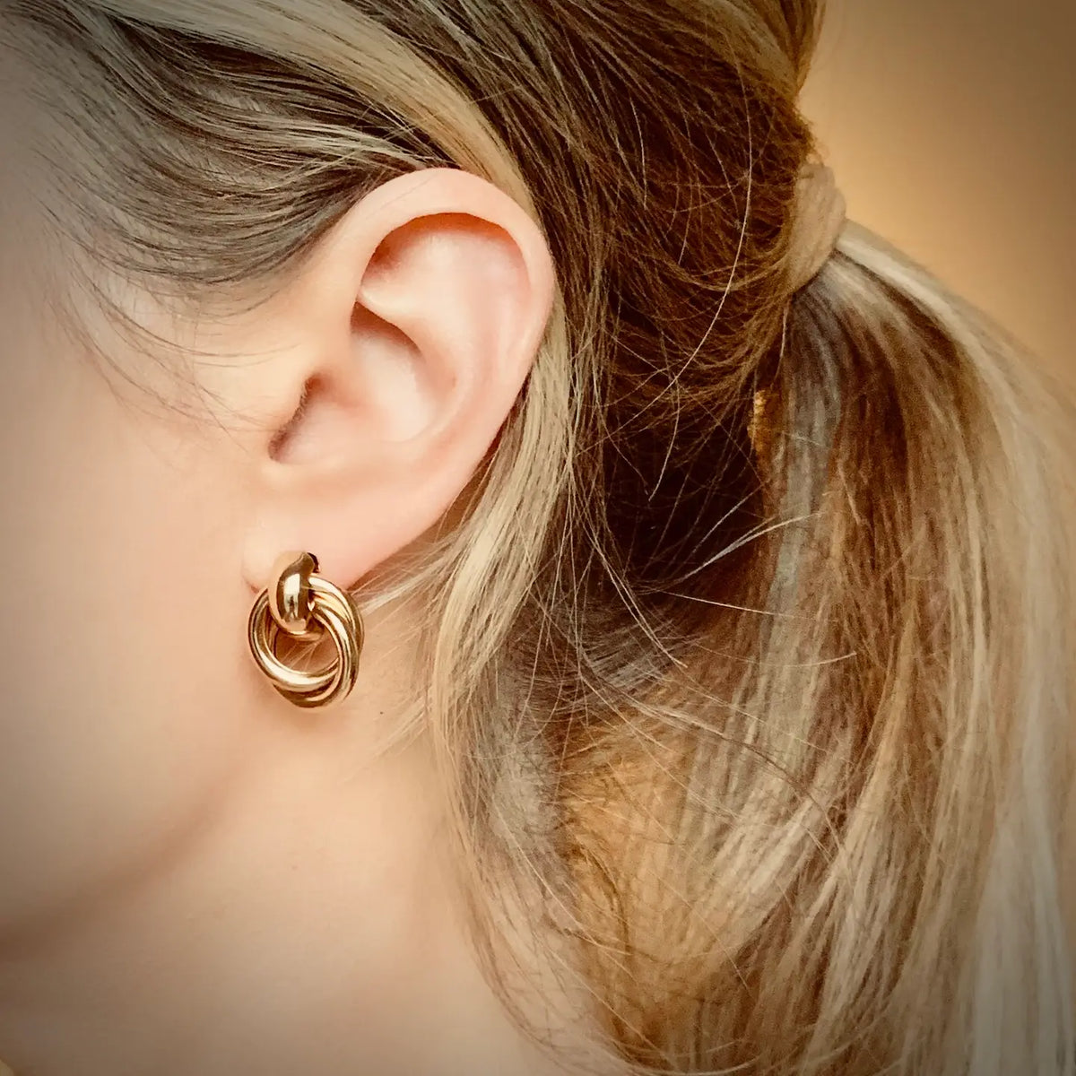 Perfect knot studs